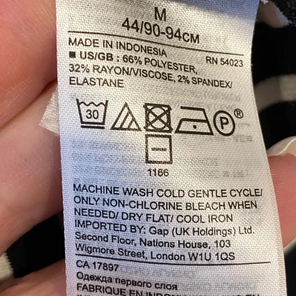 Banana Republic Black White Stripe Off Shoulder Scallop Hem Top M Blouse Preppy - Picture 7 of 7